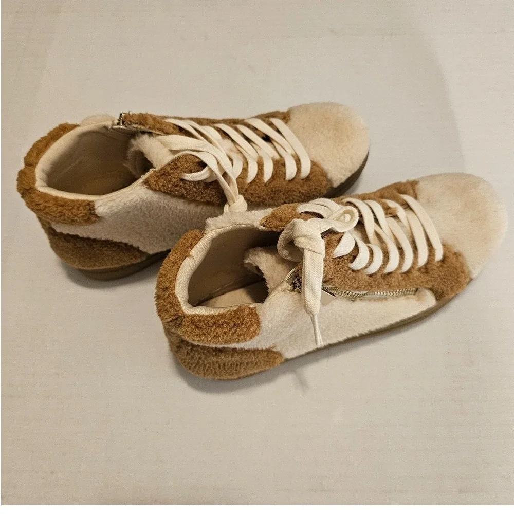 Scoop Faux Fur Sherpa Gum Sole Sneakers Tan Cream NWOB Size 7.5